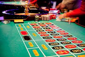 Antarmuka aplikasi mobile war138 menampilkan menu utama dengan pilihan sportsbook dan casino