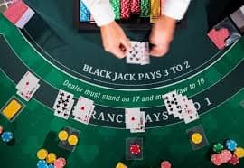 Area Taruhan dan Tombol Keputusan Antarmuka Three Card Poker war138 menampilkan area taruhan dan tombol keputusan.